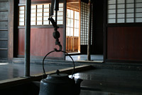 囲炉裏から見る家の中