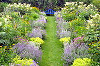 花に彩られた園内