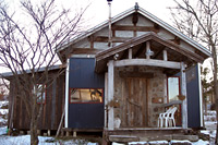 向かいに建つスタジオ